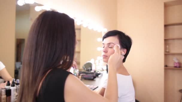 Maquillaje Artista Realiza Procedimiento Para Limpiar Cara Chica — Vídeo de stock