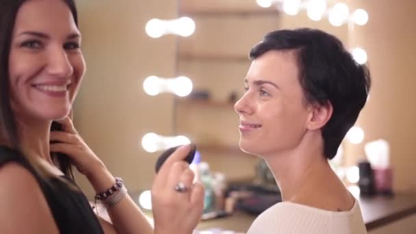 Modelo Maquillaje Artista Sonrisa Proceso Aplicación Una Crema Base — Vídeo de stock