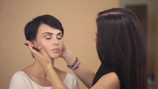 Maquillador Pinta Los Ojos Modelo Con Lápiz — Vídeos de Stock