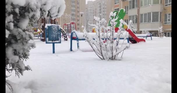 Jemný sníh padá na hřišti. Sníh padá — Stock video
