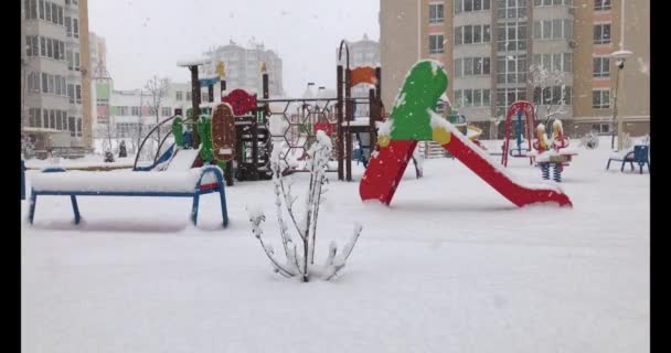 Delikatny Śnieg spadają na plac zabaw. Padającego śniegu — Wideo stockowe