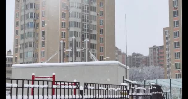 Gáz Forraljuk Hóban Háttérben Sokemeletes Épület — Stock videók