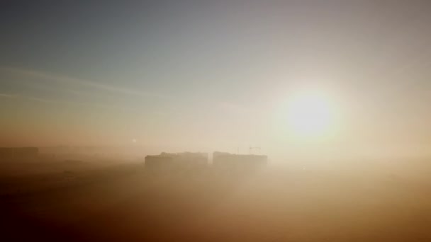 黎明时分飞越房屋的建造,美丽的景色 — 图库视频影像
