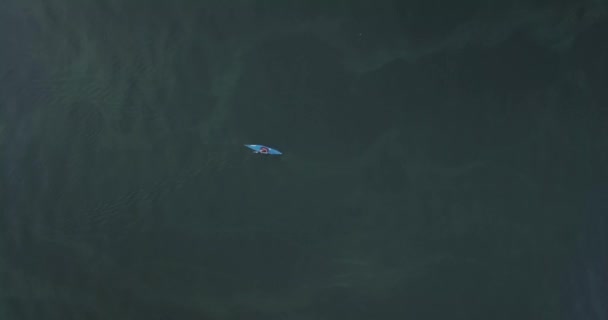 El kayak azul flota en la vista aérea del río desde arriba — Vídeos de Stock