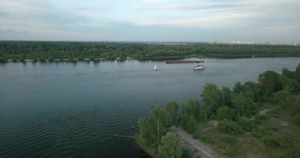 Drohnenflug über den Fluss mit Blick auf den Schlepper und das Segelboot am Abend, Sonnenuntergang. Ukraine — Stockvideo