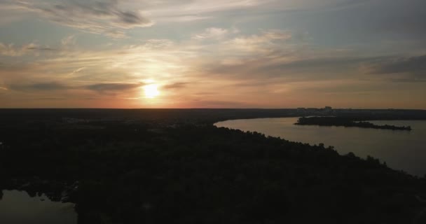 Drone despegar durante una hermosa puesta de sol con vistas al bosque y el río Ucrania. Hermoso cielo — Vídeos de Stock