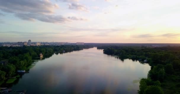 森とウクライナ川を見下ろす美しい夕日の間にドローンが離陸します。美しい空 — ストック動画