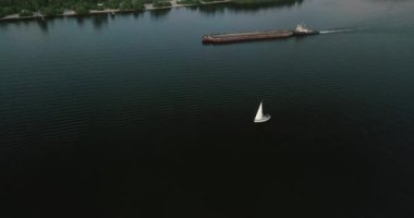 Akşamları, gün batımında römorkör mavnası ve yelkenliye bakan insansız hava aracı uçuşu. Ukrayna