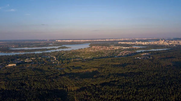 Vista de la ciudad en el bosque dron de verano, día soleado. Ucrania, Vyshgorod — Foto de Stock