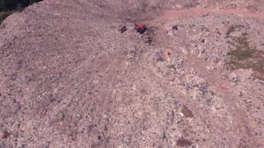 Çöp sahasında uçan teknisyen eşittir Ukrayna 'daki ev atıkları dağı. Çevresel sorun, teknolojik bozulma, felaket