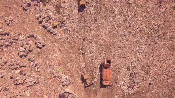 Birds vista de un vertedero de basura donde la maquinaria equivale a montañas de residuos domésticos, Ucrania. Problema ecológico — Vídeo de stock