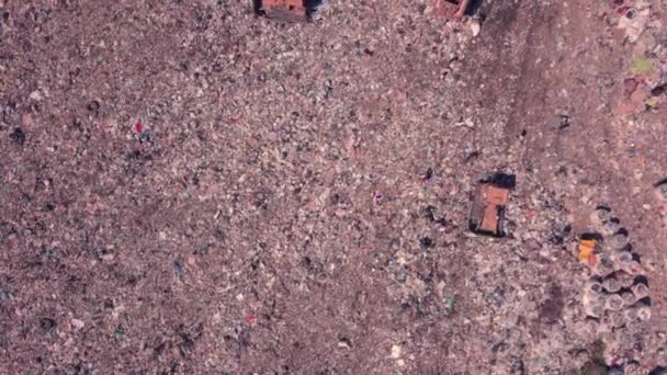 Die Mülldeponie von oben betrachtet Arbeiter und Planierraupen. Die Ukraine, das Umweltproblem der unsortierten Abfälle — Stockvideo