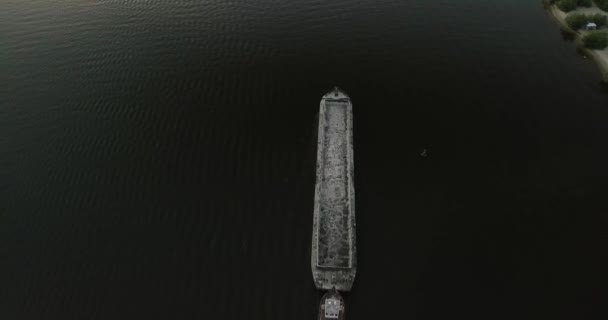 Vista a volo d'uccello della chiatta e rimorchiatore, fiume estivo Ucraina — Video Stock