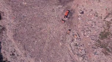 Bir çöp yığınını havaya uçurmak, bumerang etkisi, makine çalışması ve insanlar eşittir dağlar kadar atık.