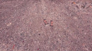 Makinelerin, Ukrayna 'daki ev atığı dağlarına eşit olduğu bir çöplüğün kuş bakışı görüntüsü. Ekolojik sorun