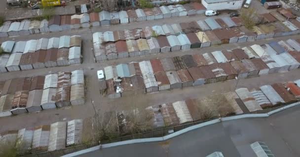 Vuelo sobre el área industrial, garajes de coches viejos. — Vídeos de Stock