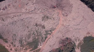 Makinelerin ev atığı dağları, Ukrayna 'ya eşit olduğu bir çöp yığını manzarası. Ekolojik sorun