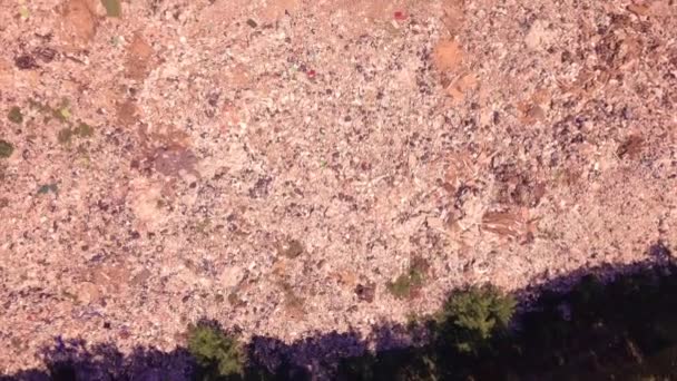 Вид с высоты птичьего полета на свалку, где техника равна горам бытовых отходов, Украина. Экологическая проблема — стоковое видео