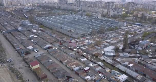 Vuelo sobre el área industrial, garajes de coches viejos. — Vídeos de Stock