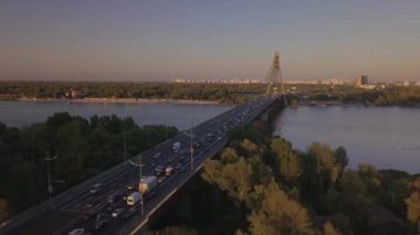 Trafik sıkışıklığı, trafik sıkışıklığı, gün batımında köprüde trafik sıkışıklığı Kiev Ukrayna Eylül 2020