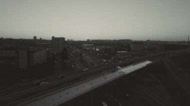 Yol kavşağı, gün batımının yoğun olduğu saatte, siyah beyaz video hızlı yol alır