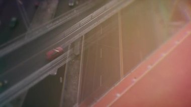 Yol kesişiminin üst görüntüsü, trafik saati prizmalı video ve güneş ışığı efekti, parlama