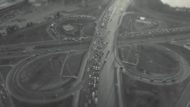 Horní pohled na dopravní křižovatku, v dopravní špičce, černobílé video s efektem posunu náklonu — Stock video