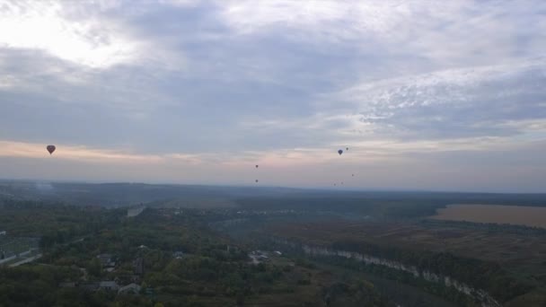 Ucrania 3 de octubre de 2020, Kamyanets Podolsk Balloon Festival, lanzamiento matutino. Nubosidad — Vídeo de stock