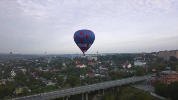 Ukrayna 3 Ekim 2020, Kamyanets Podolsk Balon Festivali, sabah açılışı. Bulutluluk — Stok video