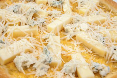 Klasik İtalyan Pizza dört peynir (mavi peynir, mozzarella peyniri, Dorblu, Penicillium, rokfor, İtalyan peyniri, parmesan) beyaz arka plan üzerinde izole ahşap tahta üzerinde