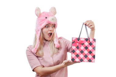 kız bir hediye paketi tutan şaşırttı. Beyaz arka plan üzerinde izole. Domuz