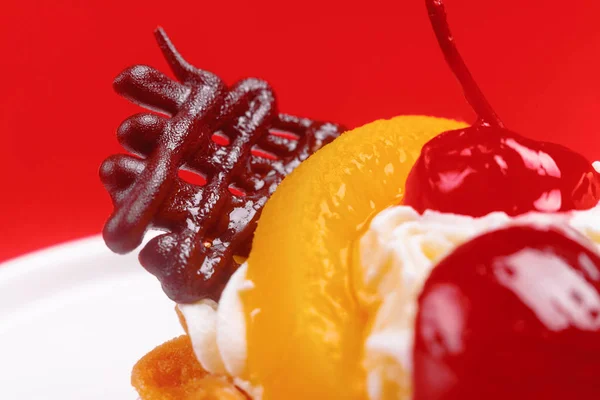 Perto Uma Deliciosa Sobremesa Cupcake Com Creme Bagas Frutas Chocolate — Fotografia de Stock