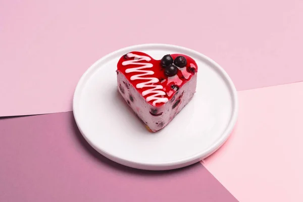 Вкусный Десерт Форме Сердца Смородиновый Торт Сливочное Суфле Украшенное Ягодами Стоковое Изображение