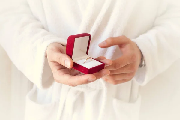 Propuesta Matrimonio Mano Sostiene Una Caja Regalo Roja Con Anillo — Foto de Stock