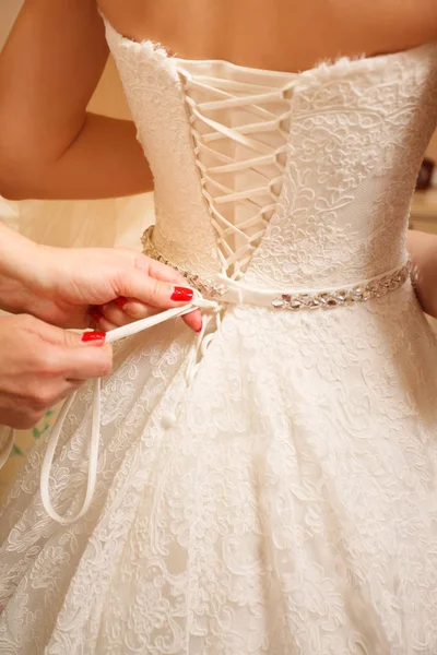 Wedding Day Morning Bride Fees Dressing Hands Tighten Wedding Dress — Φωτογραφία Αρχείου