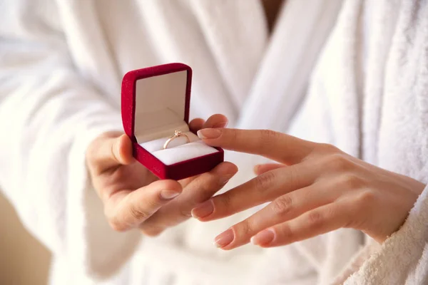 Házassági Ajánlatát Kéz Tartja Piros Ajándék Doboz Val Egy Arany Jogdíjmentes Stock Képek