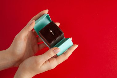 eller bir hediye kutusu ile bir altın yüzük tutun