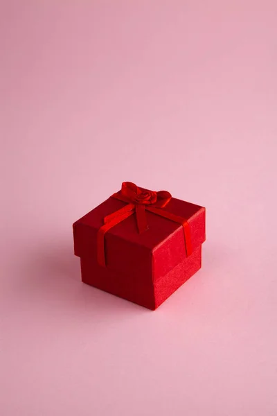 Маленькая Красная Подарочная Коробка Крупный План — стоковое фото