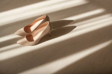 bej kadınların yüksek topuk ayakkabı kattadır