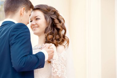 Gelin ve damat, bak birbirlerine-Tamam. Düğün. Portre. Yakın çekim