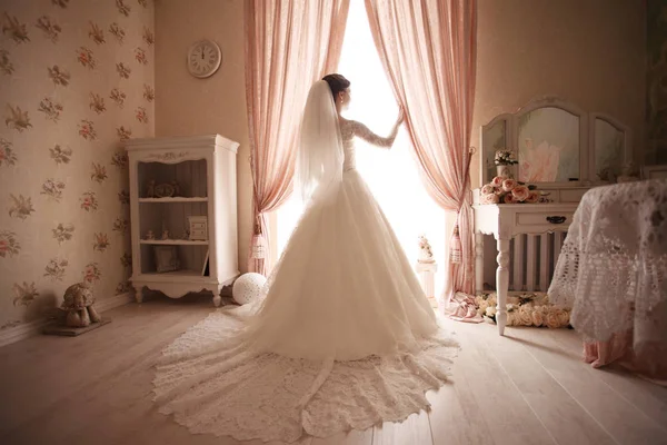 Μια Νύφη Ένα Λευκό Φόρεμα Στέκεται Στο Παράθυρο Ανοίγει Τις — Φωτογραφία Αρχείου