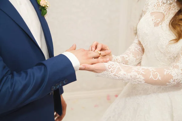 Hochzeitstag Zeremonie Trauhände Mit Ringen Das Brautpaar Trägt Trauringe Nahaufnahme — Stockfoto