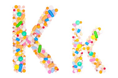 K harfi, İngiliz alfabesi, yapılmış, tıbbi tabletlerden, haplardan, kapsüllerden, vitaminden toplanmış. Beyaz arka planda izole edilmiş. Konsept: Abc, tasarım, logo, başlık, metin, kelime