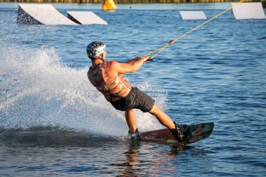 Pasohlavky, Çek Cumhuriyeti - 03 Haziran 2017: binici wakeboarding kablo uyku modundan çıkarma Park South Moravia'deki / daki Merkur