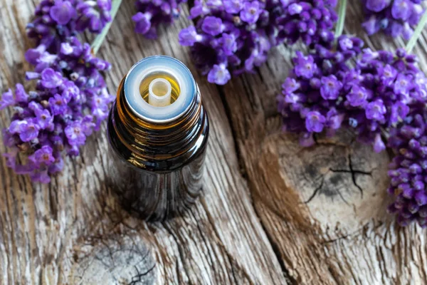 Een Flesje Etherische Olie Met Verse Bloeiende Lavendel Een Rustieke — Stockfoto