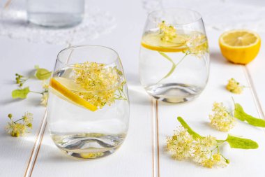 İki bardak limonata taze ıhlamur çiçek ve limon ile