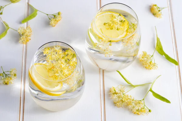Limonada Con Flores Frescas Tilo Limón Sobre Una Mesa Blanca —  Fotos de Stock