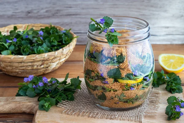 Preparazione Sciroppo Fatto Casa Contro Tosse Edera Macinata Fiore Limone — Foto Stock