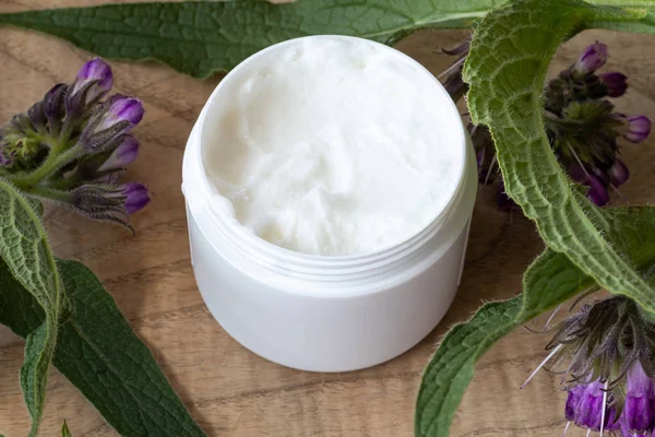 Beinwell Creme Mit Frischer Symphytum Officinale Pflanze Auf Dem Tisch — Stockfoto