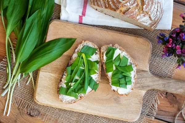 Hamur mayası ekmek tereyağı ve yabani sarımsak, üstten görünüm